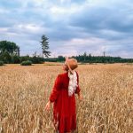 Valokuvaaja pellon keskellä syksyisissä maisemissa.