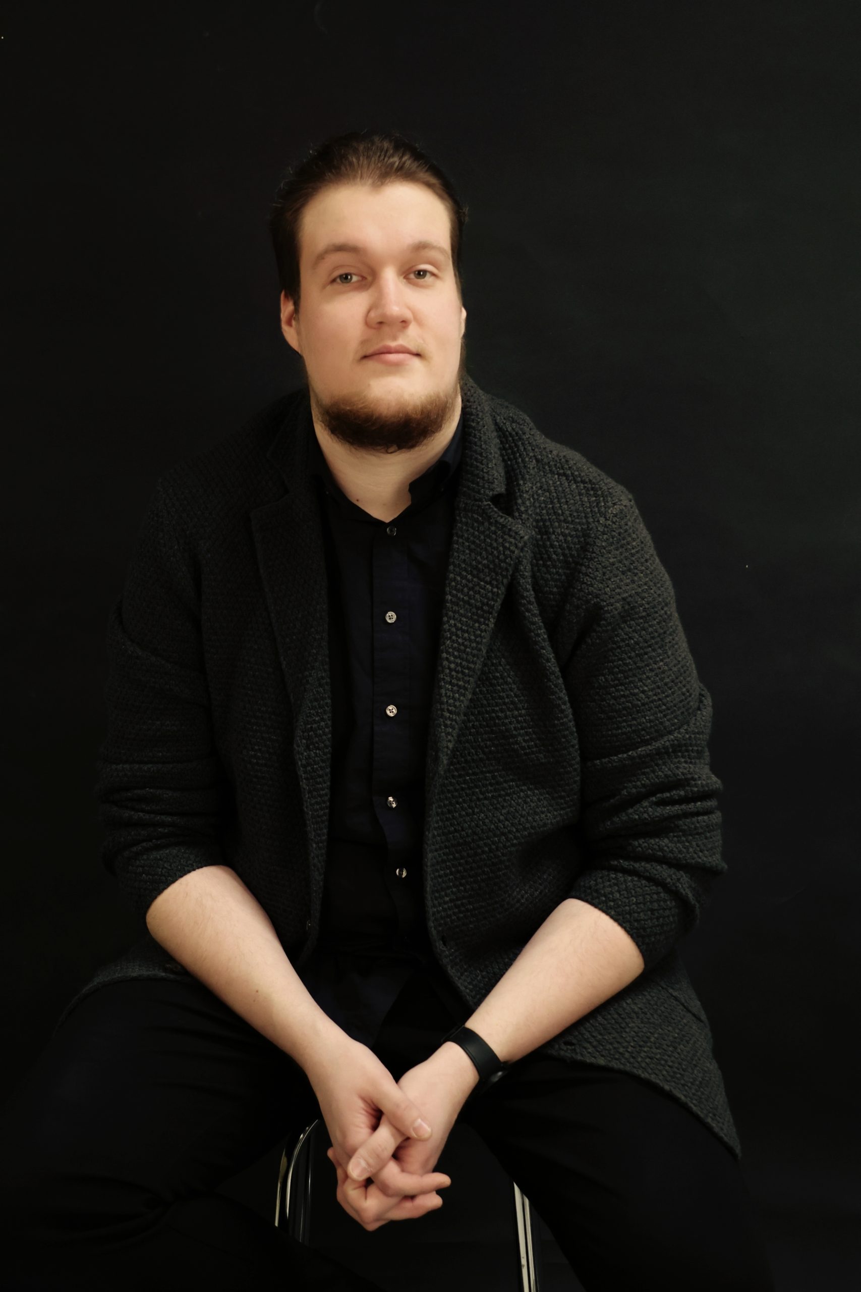 Henkilökuva miehestä, joka istuskelee rennosti.