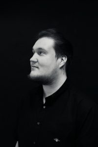 Henkilökuva miehen sivuprofiilista.