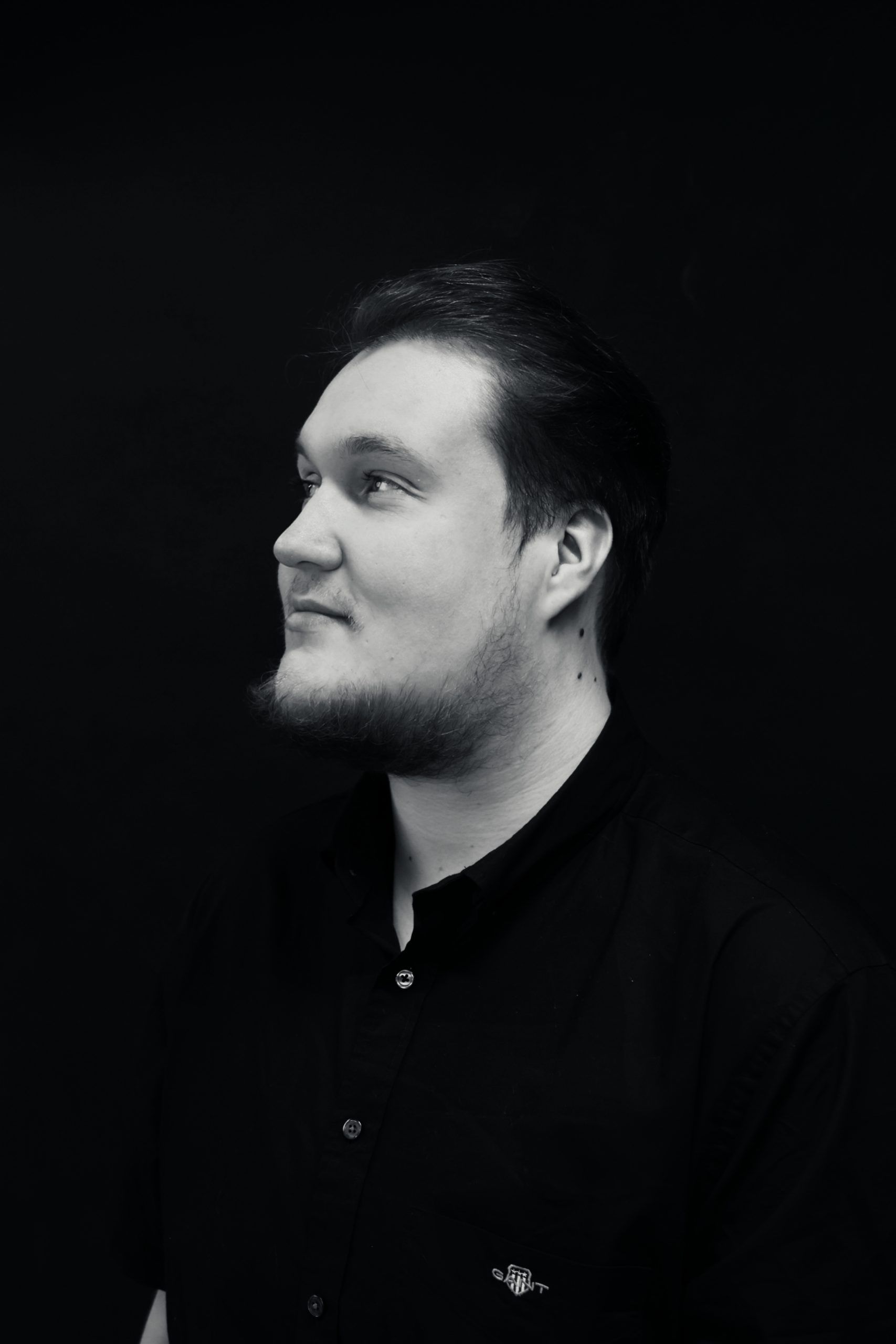 Henkilökuva miehen sivuprofiilista.